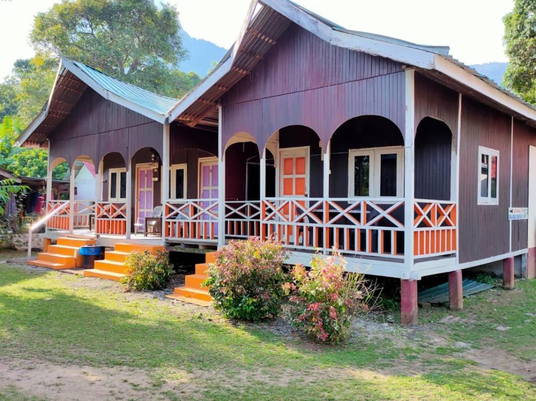 Mukut Coral Chalet Kampong Mukut Exterior foto